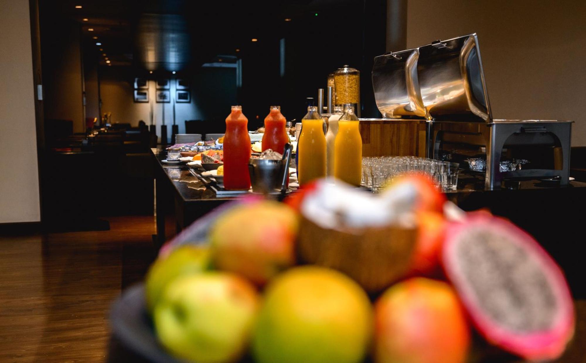 Radisson Alphaville Barueri Eksteriør billede A buffet at a hotel